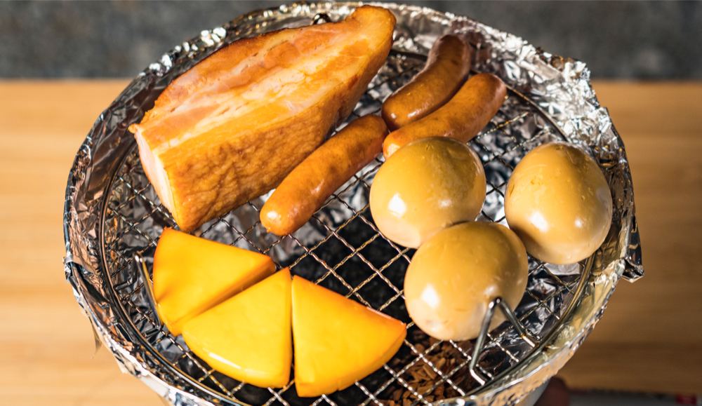 ご家庭で、キャンプで、スモーク料理をお手軽に！ コラム | 意外と簡単！ キャンプで楽しむスモーク料理 | キャンプ